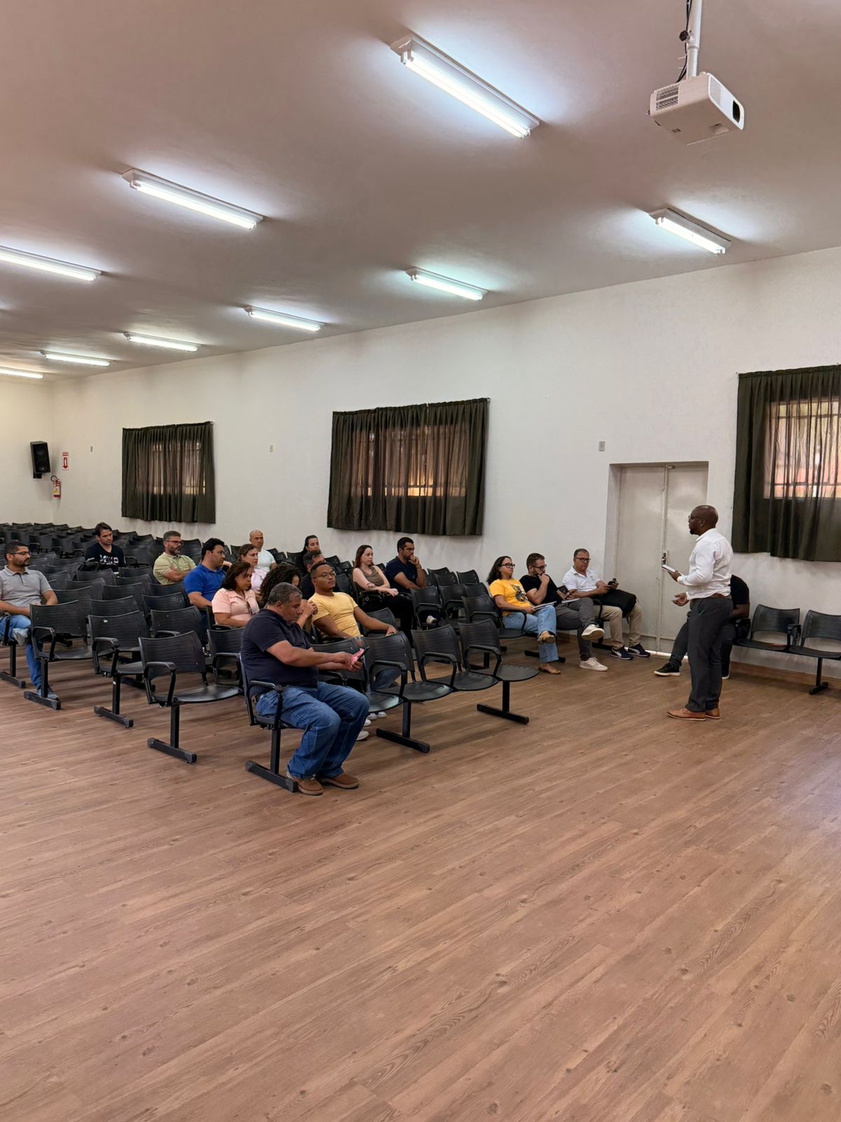 Presidente da FAPIFMG, Leandro Antônio, em encontro institucional